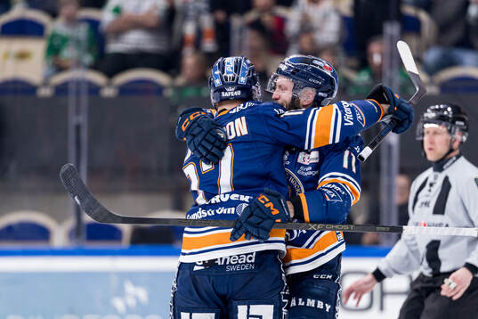 Växjös Erik Andersson jublar med Brogan Rafferty