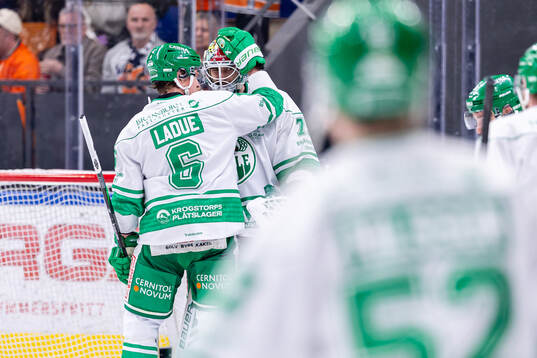 Rögles Paul Ladue och målvakt Arvid Holm jublar