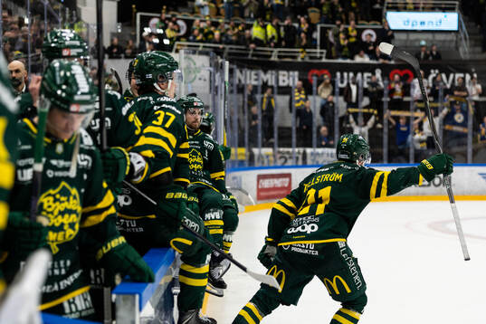 Björklövens Oscar Tellström  jublar