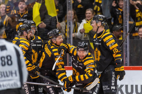 Skellefteås Andreas Johnson jublar med Lars Bryggman