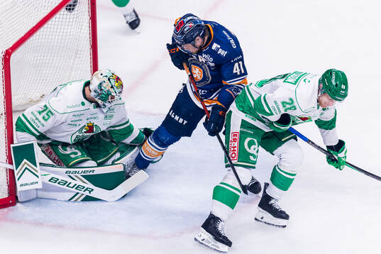 Växjös Ludvig Nilsson mot Rögles målvakt Arvid Holm och