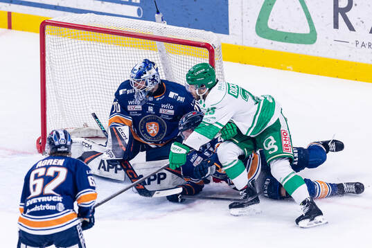 Växjös målvakt Adam Åhman och Rögles Josh Dickinson