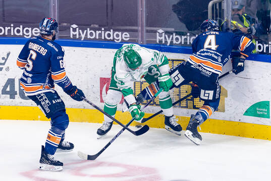 Rögles Daniel Zaar tacklar Växjös Keegan Lowe