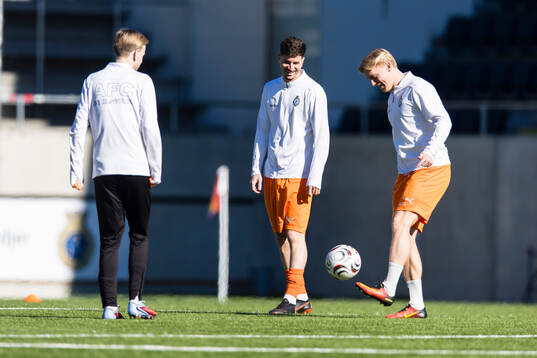 AFC Eskilstunas spelare värmer up