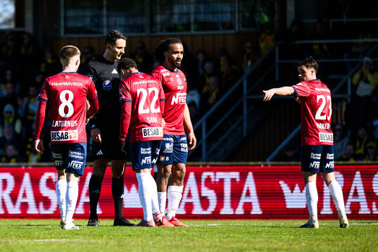 Domare Adi Aganovic och Örgrytes Tobias Sana