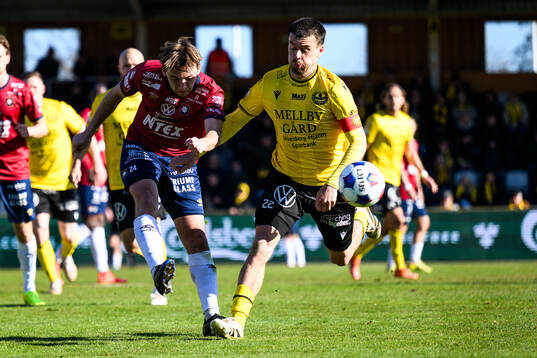 Örgrytes William Svensson och Mjällbys Jesper Gustavsson