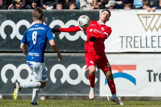 Trelleborgs Oskar Ruuska och Ariana FCs Eren Alievski