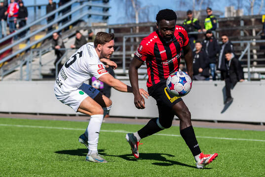 Helsingborgs Simon Bengtsson och Nordic United FCs Emmanuel