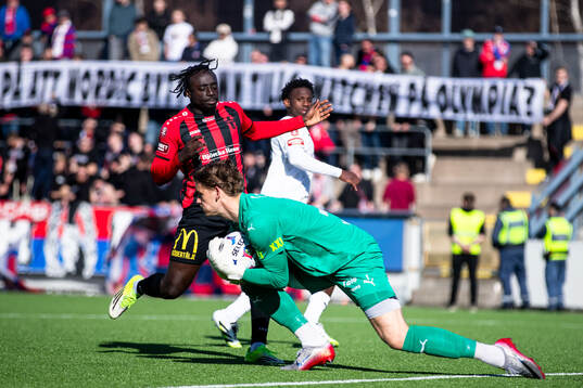 Nordic United FCs Kalipha Jawla och Helsingborgs målvakt