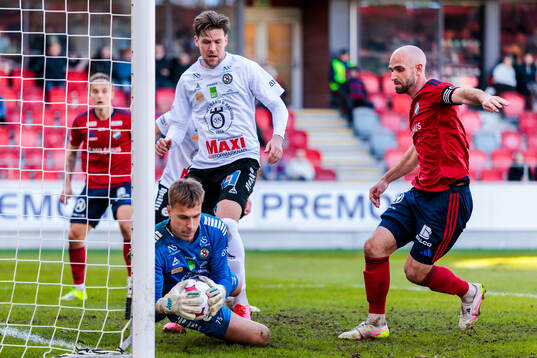 Örebros målvakt Jakub Ojrzynski och John Stenberg samt