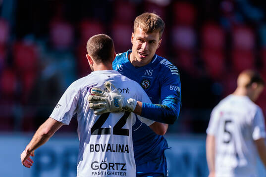 Örebros Giuseppe Bovalina och målvakt Jakub Ojrzynski