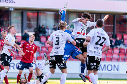 Örebros målvakt Jakub Ojrzynski och John Stenberg