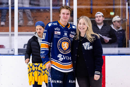 Växjös Olle Karlsson med Växjös ordförande Jennie
