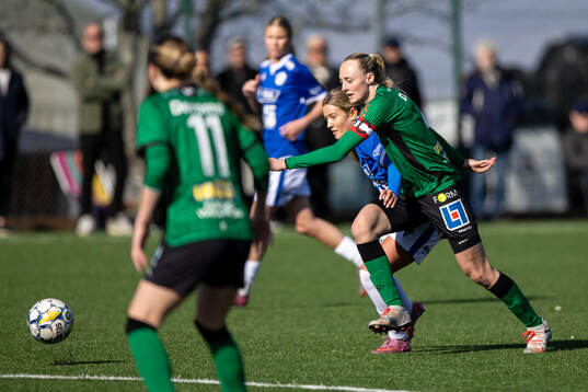 Bla gjennom flere bilder av Fotboll, Div 1 södra, dam, Varberg - Halmstad