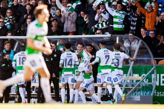 Västerås Mikkel Ladefoged jublar med lagkamrater