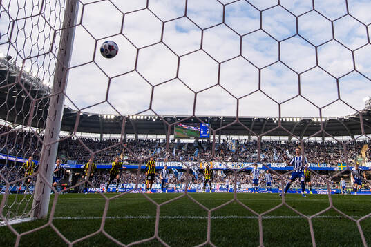 IFK Göteborgs Tobias Heintz missar en straff