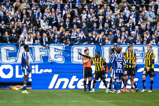 Häckens Sanders Ngabo pekar mot IFK Göteborgs Rockson