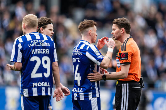 IFK Göteborgs Tobias Heintz i diskussion med domare Joakim