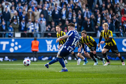IFK Göteborgs Tobias Heintz slår en straff