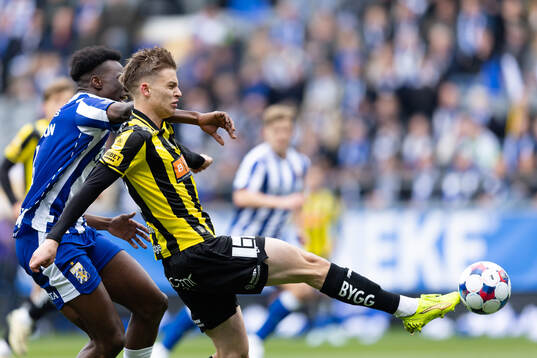 IFK Göteborgs Rockson Yeboah och Häckens Adrian Svanbäck