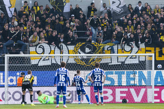 IFK Göteborgs Tobias Heintz missar en straff mot Häckens