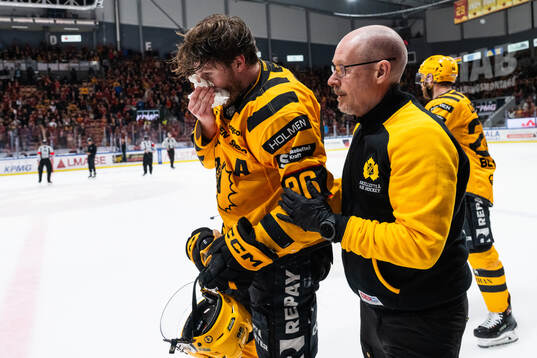 Skellefteås Rickard Hugg har ont