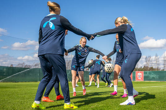 Emilie Joramo and players of the Norwegian women's national