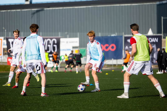 Sandvikens IFs  spelare värmer upp