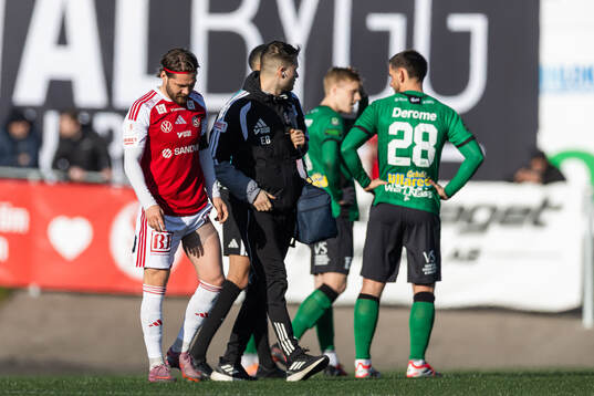 Sandvikens IFs Karl Bohm lämnar plan på grund av skada