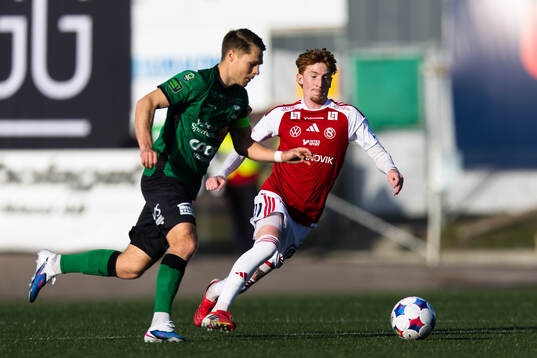 Sandvikens IFs Alan Carleton jagar boll