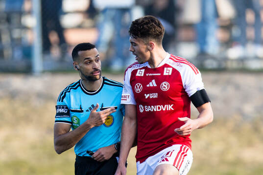 Sandvikens IFs Liam Vabö diskuterar med domare Farouk Nehdi