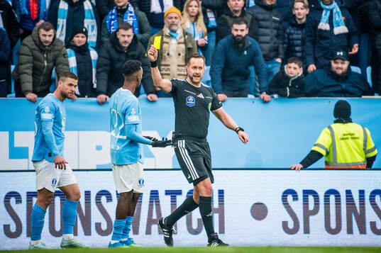 Malmö FFs Taha Ali varnas av domare Victor Wolf