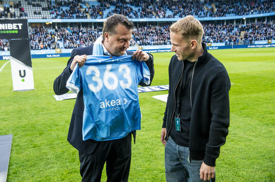 Malmö FFs ordförande Zlatko Rihter tackar av Oscar Lewicki