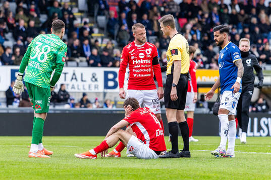 Degerfors Daniel Sundgren pratar med domare Erik Mattsson