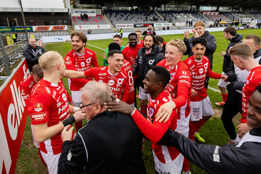 Degerfors spelare jublar