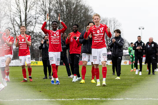 Degerfors spelare jublar