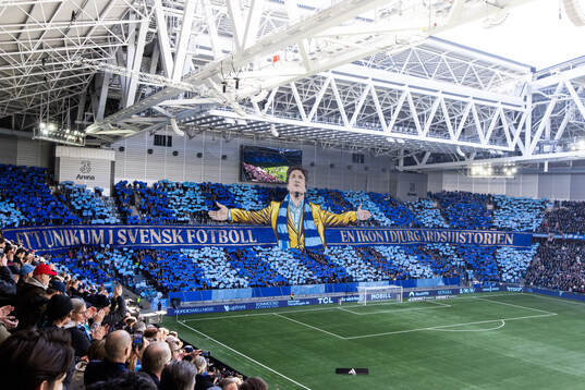 Djurgårdens supportrar med ett tifo tillägnat sportchef