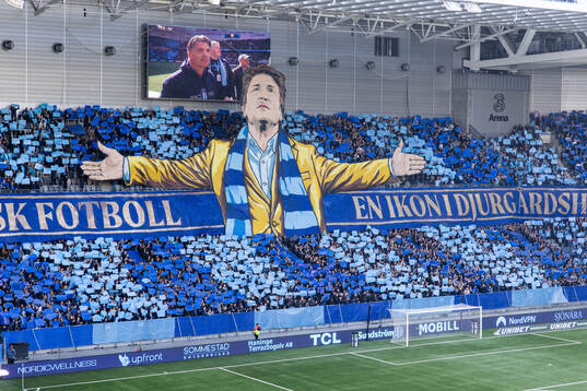 Djurgårdens supportrar med ett tifo tillägnat sportchef