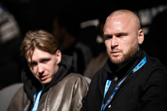 Djurgårdens Adam Ståhl på läktaren