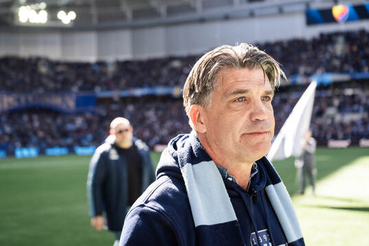 Djurgårdens sportchef Bosse Andersson tackas av