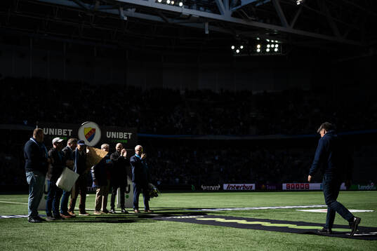 Djurgårdens sportchef Bosse Andersson tackas av