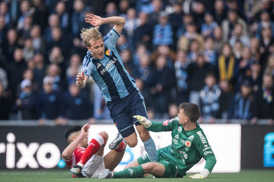 Djurgårdens Oskar Fallenius och Kalmars målvakt Jakob