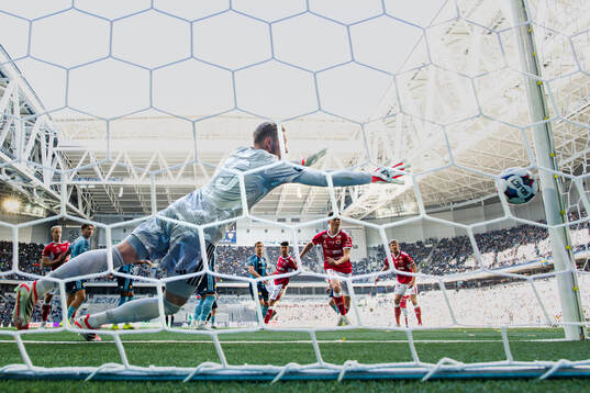 Kalmars Achraf Dari gör 2-2 bakom Djurgårdens målvakt