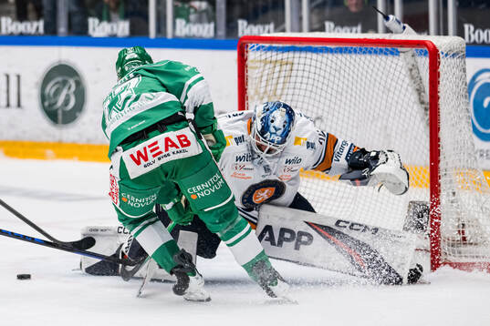 Rögles Linus Sjödin och Växjös målvakt Adam Åhman