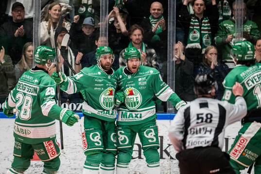 Rögles Calvin De Haan och Linus Sandin jublar