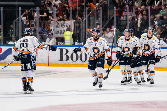 Växjös Brogan Rafferty jublar