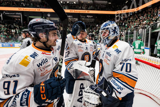 Växjös Felix Robert och målvakt Adam Åhman jublar