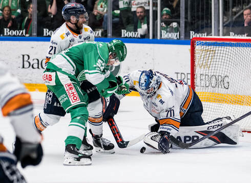 Rögles Felix Nilsson och Växjös målvakt Adam Åhman