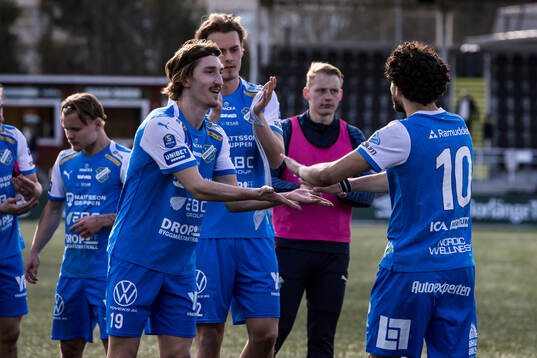 Oddevolds spelarna jublar