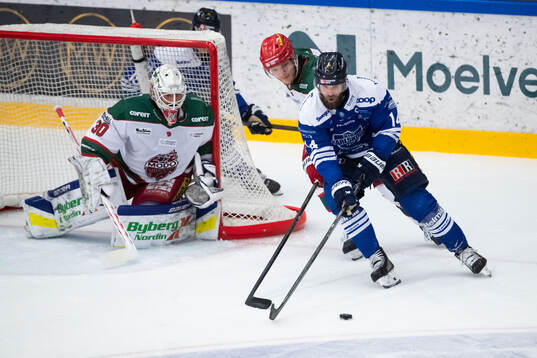 Modos målvakt Jakob Hellsten och Viktor Persson mot